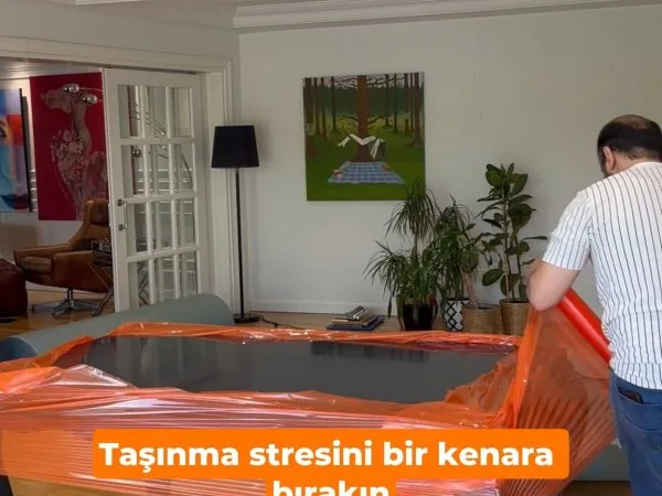 Yemek masası ve ahşap konsol mobilyaların demonte edilip paketlenmesi