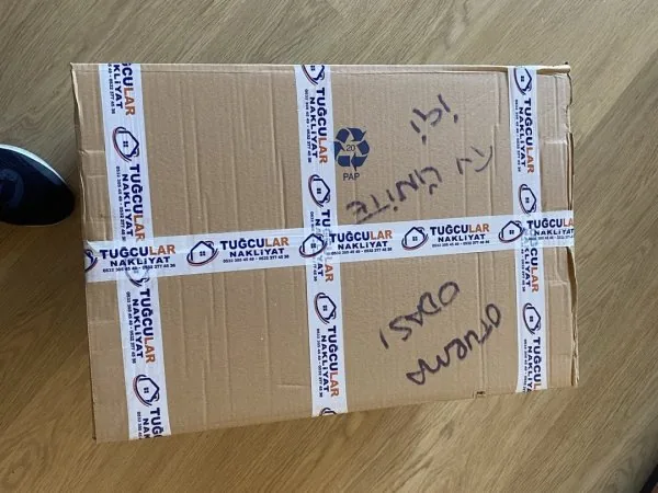 Mutfak cam eşyalarının pelür kağıtla sarılarak mukavva kolilere yerleştirilmesi