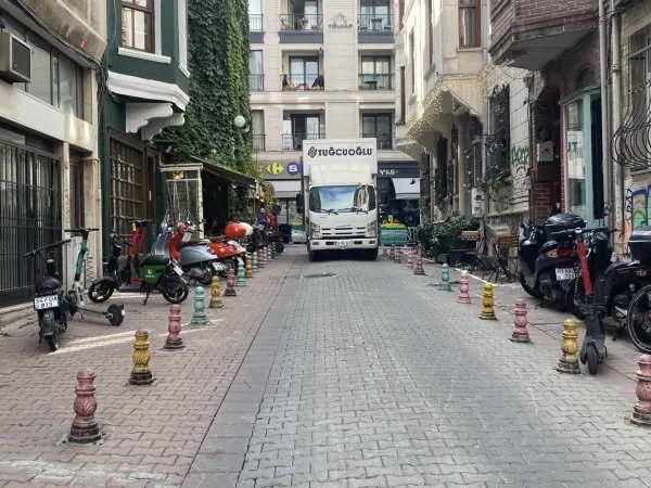 İstanbul şehir içi sokaklarına uygun kompakt nakliyat kamyonu